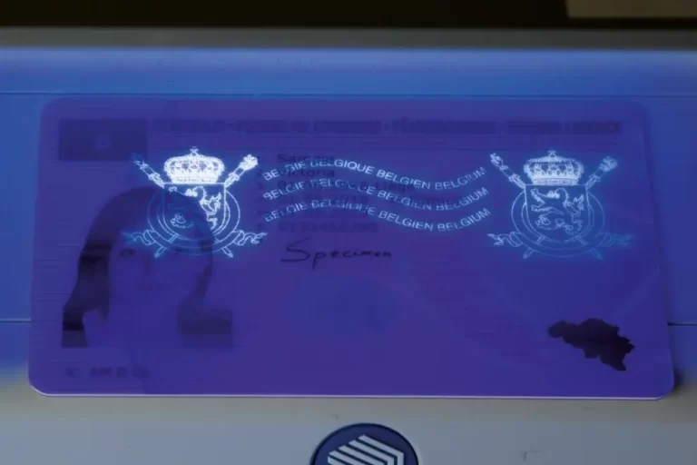 Permis de conducere belgian sub lumină UV